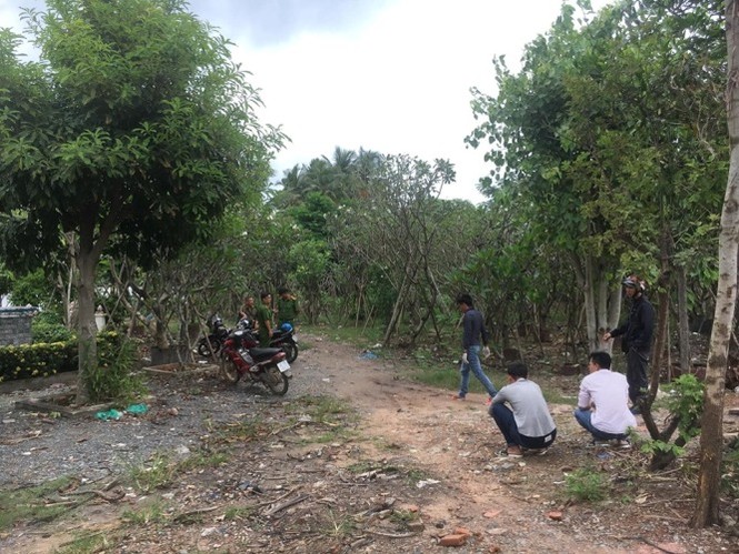 Kinh hãi phát hiện người đàn ông treo cổ bên bờ sông Sài Gòn - ảnh 1