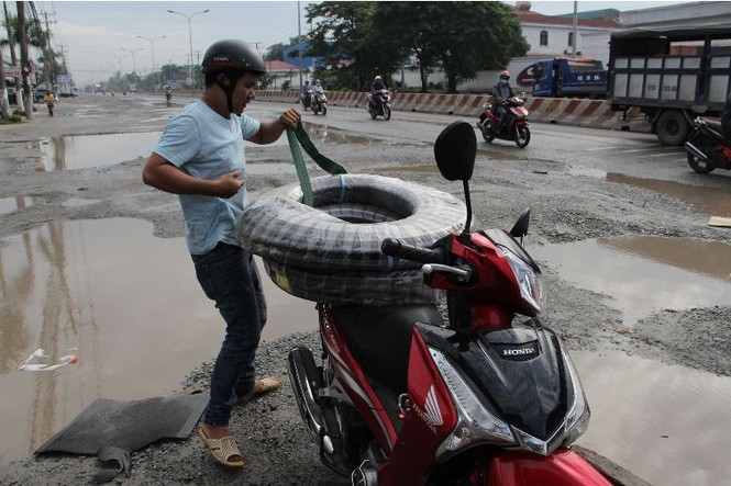 Dân Bình Dương khiếp sợ vì hố ‘tử thần’ chằng chịch trên đường ĐT743 - ảnh 2