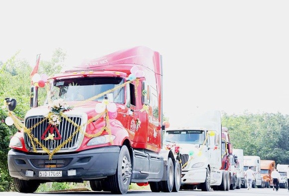 Tài xế dùng 9 container đi rước dâu gây ‘bão mạng' - ảnh 1