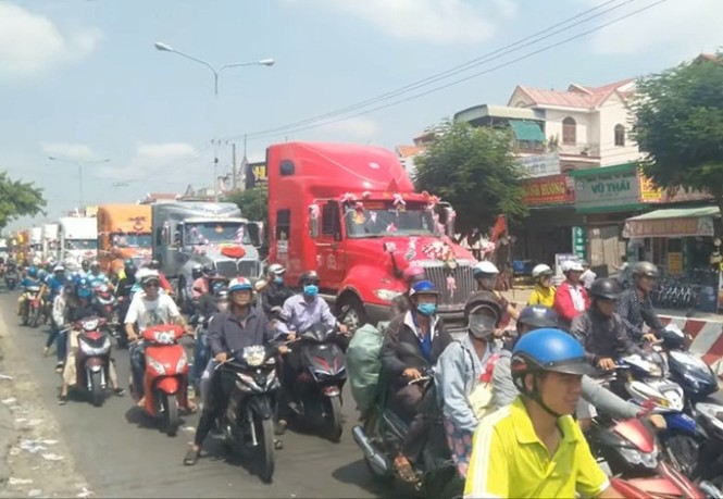 Tài xế dùng 9 container đi rước dâu gây ‘bão mạng' - ảnh 2