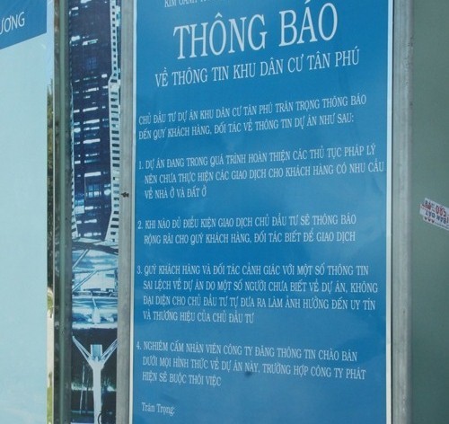 Bảng thông báo trước cổng Khu đô thị Tân Phú