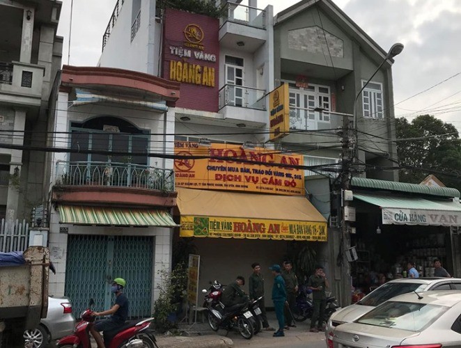 Trộm mang ‘túi ba gang’ đột nhập tiệm vàng lúc rạng sáng - ảnh 1