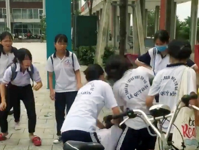 Vụ nữ sinh bị đánh hội đồng: Nạn nhân cũng bị kỷ luật, xử phạt người quay clip - ảnh 1