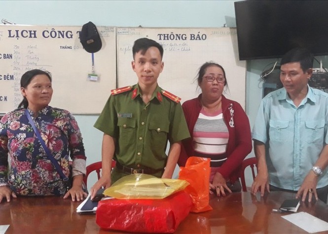Nể phục người phụ nữ thiếu ăn nhặt hơn trăm triệu tìm người trả lại - ảnh 1