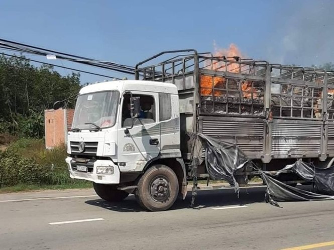 Xe tải cháy ngùn ngụt khi đang chạy, tài xế đạp cửa thoát thân - ảnh 1