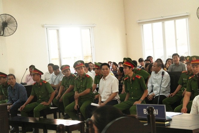 Hoãn xử giữa chừng vụ cựu Bí thư và đồng phạm vì hồ sơ toàn tiếng Anh - ảnh 2