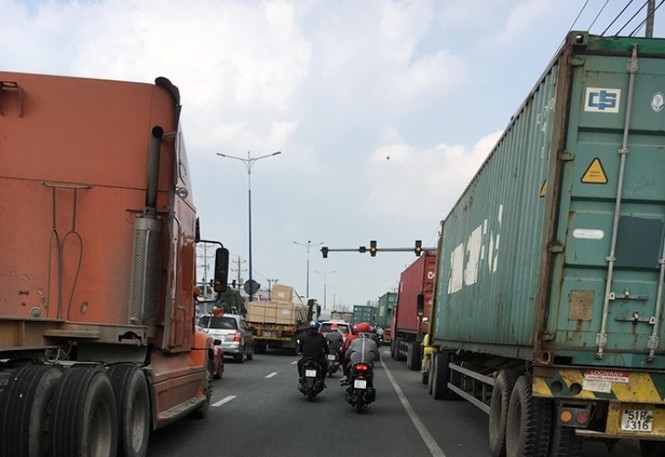 Quốc lộ 13 ‘tê liệt’ vì container bị hải quan soi hàng giả - ảnh 1