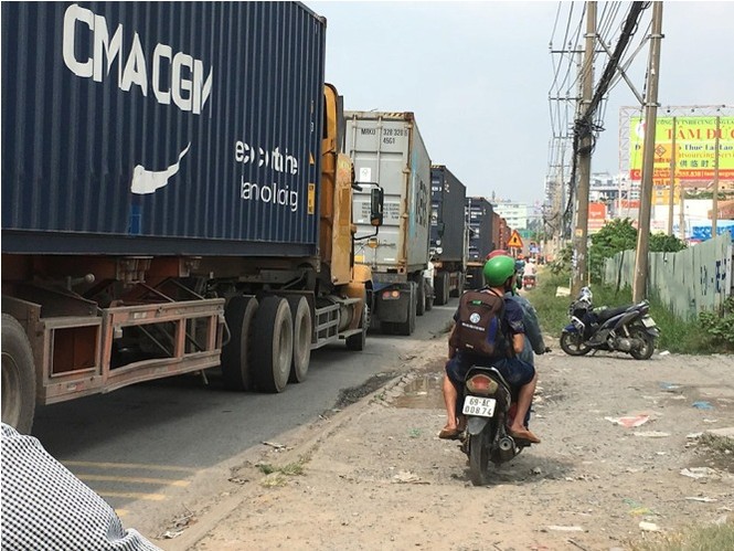 Quốc lộ 13 ‘tê liệt’ vì container bị hải quan soi hàng giả - ảnh 2