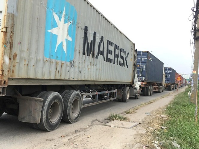 Quốc lộ 13 ‘tê liệt’ vì container bị hải quan soi hàng giả - ảnh 3