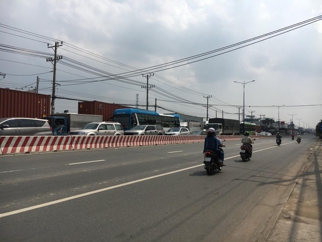 Quốc lộ 13 ‘tê liệt’ vì container bị hải quan soi hàng giả - ảnh 5