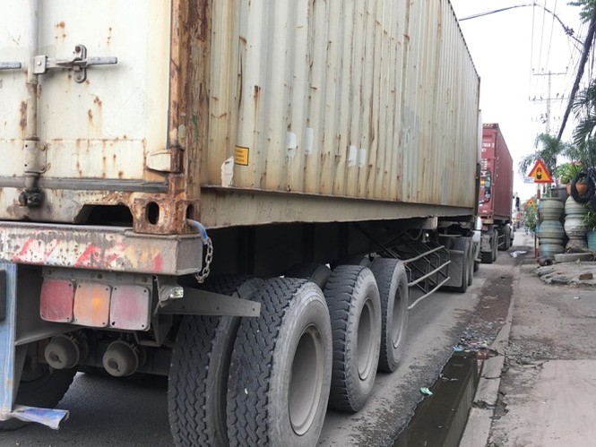 Quốc lộ 13 ‘tê liệt’ vì container bị hải quan soi hàng giả - ảnh 4