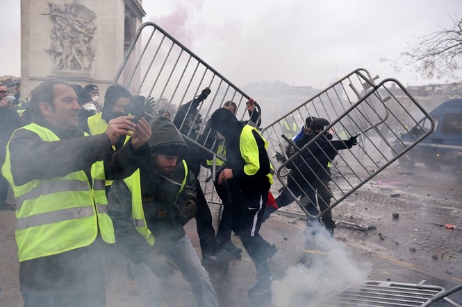 Biểu tình bùng phát ở Paris, 200 người bị bắt, 80 người bị thương - ảnh 3
