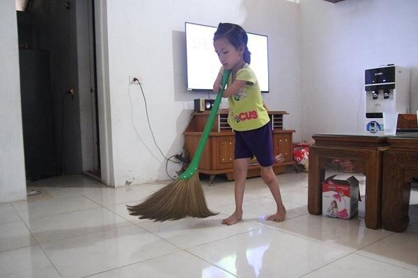 Nghị lực sống của cô bé 'chim cánh cụt', làm mọi việc bằng chân - ảnh 2
