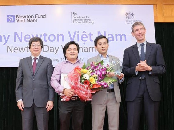 Giáo sư Việt đoạt giải “Nghiên cứu sáng tạo của năm 2018” tại ĐH Anh - ảnh 2