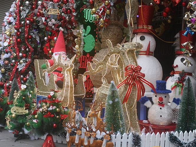 40 triệu đồng 1 cây thông Noel giả dịp cận kề Giáng sinh - ảnh 1
