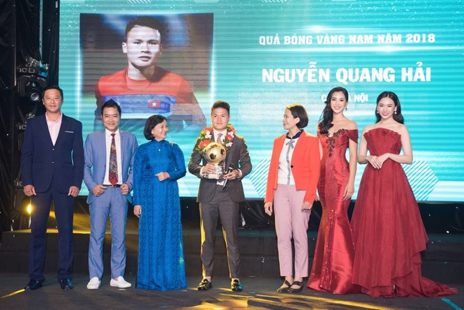 Hoa hậu Tiểu Vy tuyên bố Quang Hải 'đăng quang' trong lễ trao giải - ảnh 2