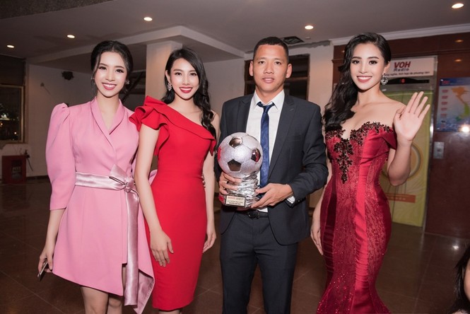 Hoa hậu Tiểu Vy tuyên bố Quang Hải 'đăng quang' trong lễ trao giải - ảnh 3
