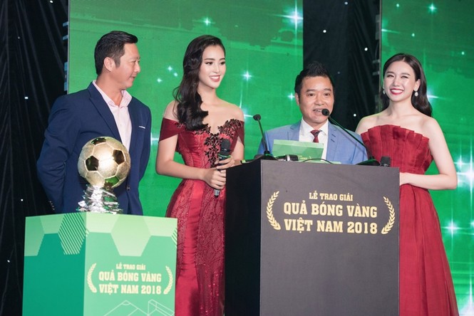 Hoa hậu Tiểu Vy tuyên bố Quang Hải 'đăng quang' trong lễ trao giải - ảnh 1