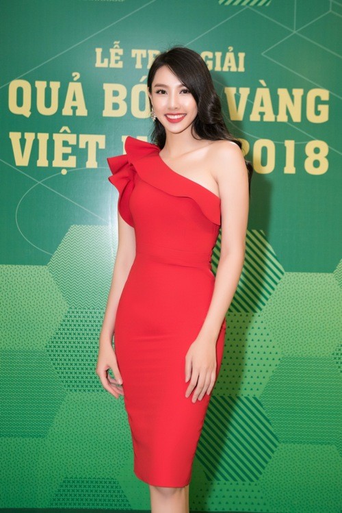 Hoa hậu Tiểu Vy tuyên bố Quang Hải 'đăng quang' trong lễ trao giải - ảnh 6