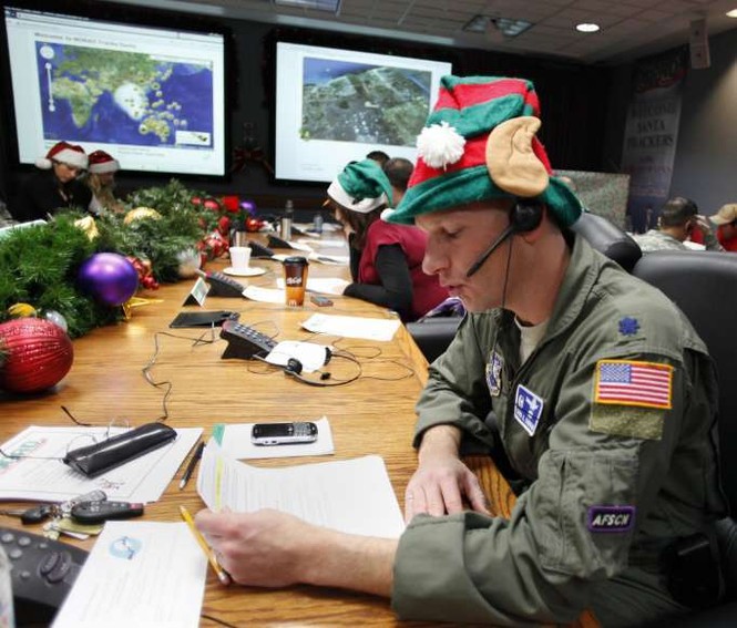 Bất chấp chính phủ Mỹ đóng cửa, NORAD vẫn dõi theo ông già Noel - ảnh 1
