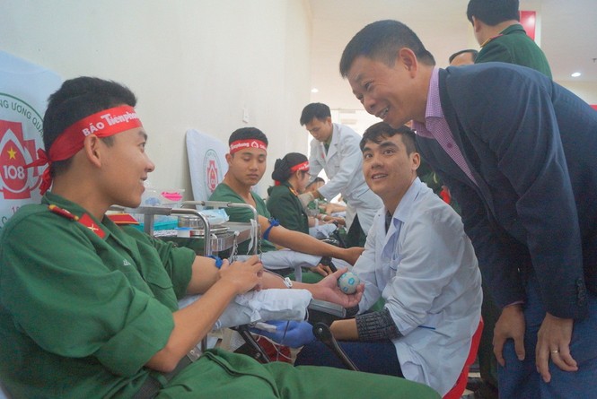 Tuổi trẻ Sĩ quan Chính trị hiến 584 đơn vị máu Chủ nhật Đỏ 2019 - ảnh 10