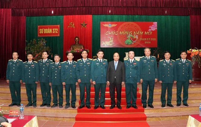 Thủ tướng Nguyễn Xuân Phúc thăm, chúc Tết Sư đoàn Không quân 372 - ảnh 1