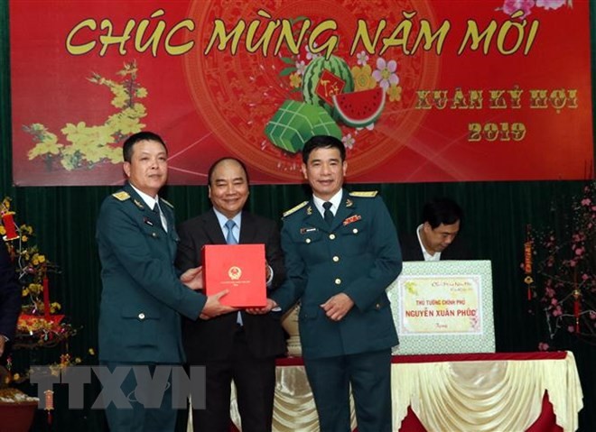 Thủ tướng Nguyễn Xuân Phúc thăm, chúc Tết Sư đoàn Không quân 372 - ảnh 2