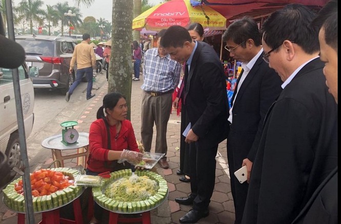 Lễ hội Đền Trần: Khách sạn, nhà nghỉ 'cháy' phòng, tăng giá chóng mặt - ảnh 4