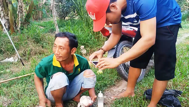 Người dân ùn ùn đến xem dê con 2 đầu - ảnh 1