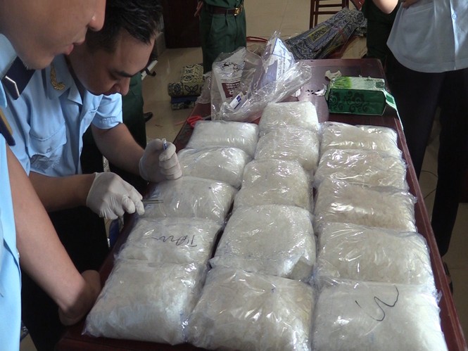 Phát hiện hơn 15kg ma túy đá trên xe khách - ảnh 3 Phát hiện hơn 15kg ma túy đá trên xe khách - ảnh 3