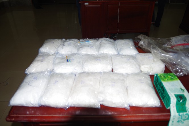 Phát hiện hơn 15kg ma túy đá trên xe khách - ảnh 2 Phát hiện hơn 15kg ma túy đá trên xe khách - ảnh 2