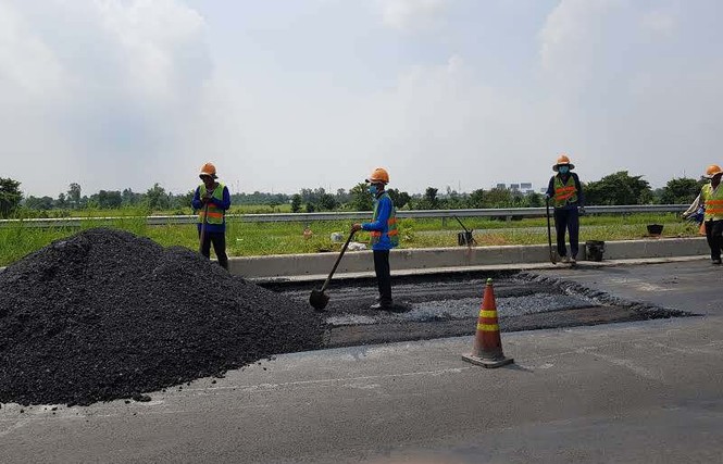 Đường cầu Vàm Cống vẫn đang tiếp tục phải vá - ảnh 1
