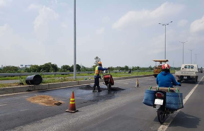 Đường cầu Vàm Cống vẫn đang tiếp tục phải vá - ảnh 2