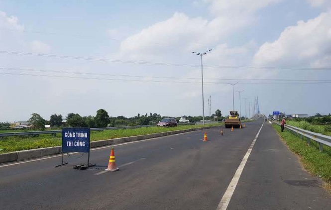 Đường cầu Vàm Cống vẫn đang tiếp tục phải vá - ảnh 3