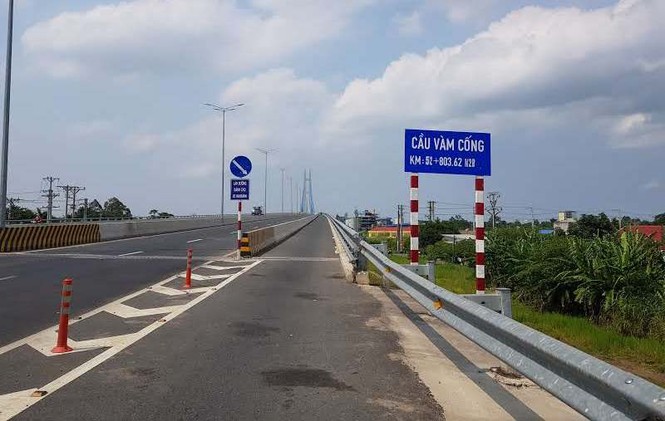 Đường cầu Vàm Cống vẫn đang tiếp tục phải vá - ảnh 4