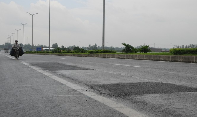 Đường cầu Vàm Cống vẫn đang tiếp tục phải vá - ảnh 6