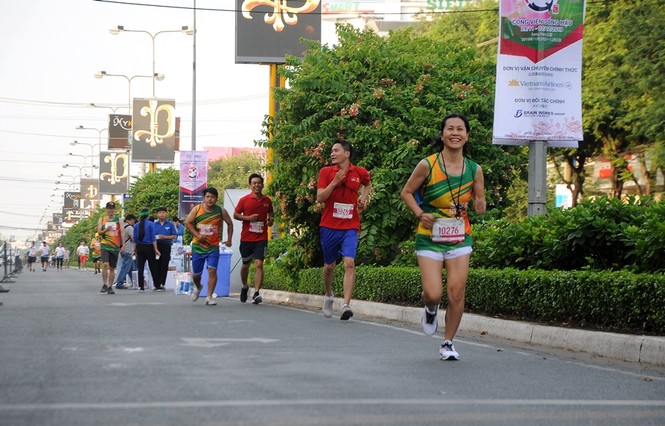 Hơn 1.200 người tham gia giải chạy bộ Marathon Quốc tế di sản Cần Thơ - ảnh 1