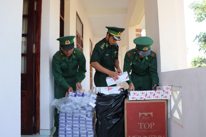 Buôn lậu bỏ chạy khi gặp lực lượng biên phòng - ảnh 2
