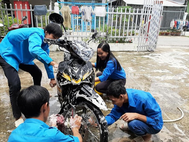 Xã đoàn rửa xe gây quỹ tặng quà trung thu cho trẻ em khuyết tật - ảnh 1