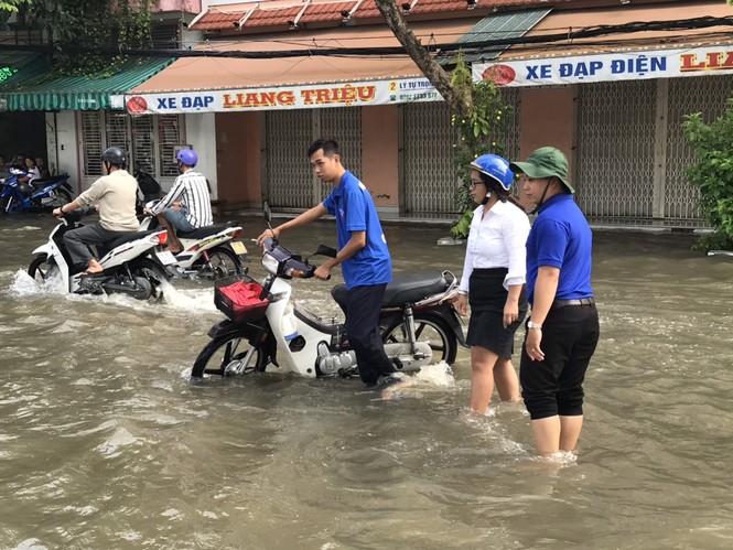 Bạn trẻ Cần Thơ giúp dân trong biển nước - ảnh 2