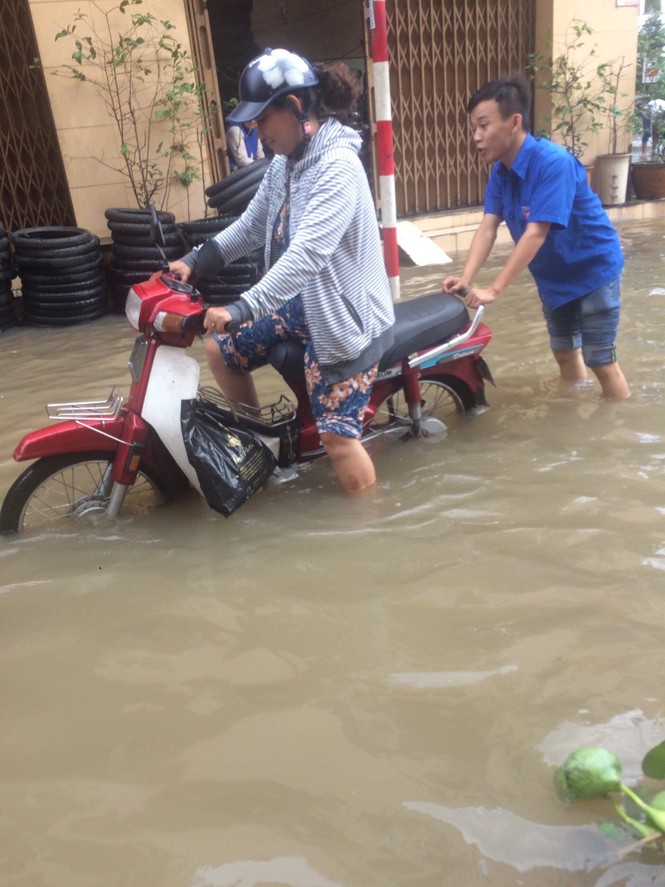Bạn trẻ Cần Thơ giúp dân trong biển nước - ảnh 8