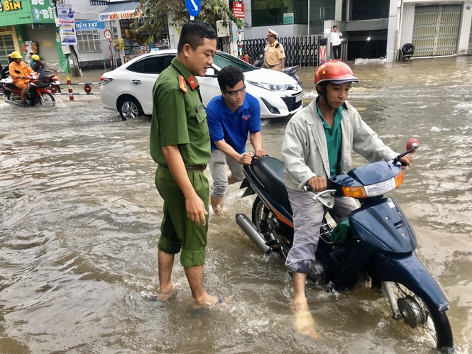 Bạn trẻ Cần Thơ giúp dân trong biển nước - ảnh 5