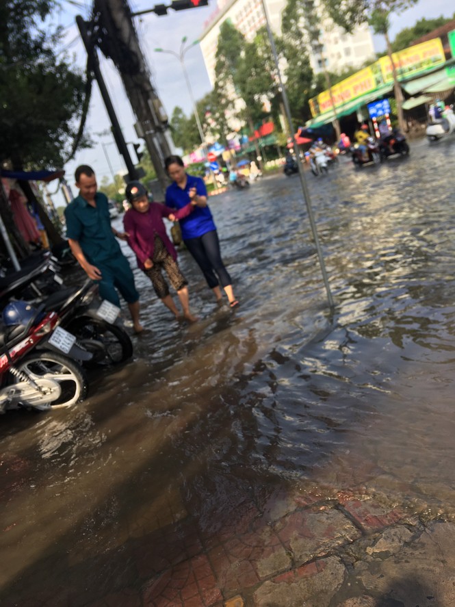Bạn trẻ Cần Thơ giúp dân trong biển nước - ảnh 4