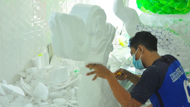 Sinh viên Trà Vinh tất bật làm hoa đăng phục vụ lễ hội Ok Om Bok - ảnh 7