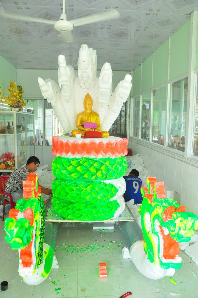 Sinh viên Trà Vinh tất bật làm hoa đăng phục vụ lễ hội Ok Om Bok - ảnh 2