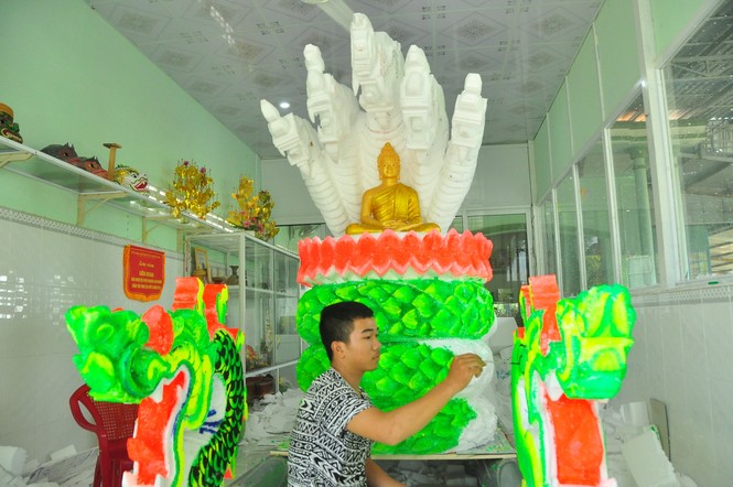 Sinh viên Trà Vinh tất bật làm hoa đăng phục vụ lễ hội Ok Om Bok - ảnh 1