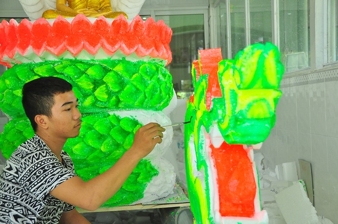 Sinh viên Trà Vinh tất bật làm hoa đăng phục vụ lễ hội Ok Om Bok - ảnh 3