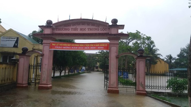 Hàng vạn học sinh miền Trung lỡ hẹn ngày khai trường - ảnh 1