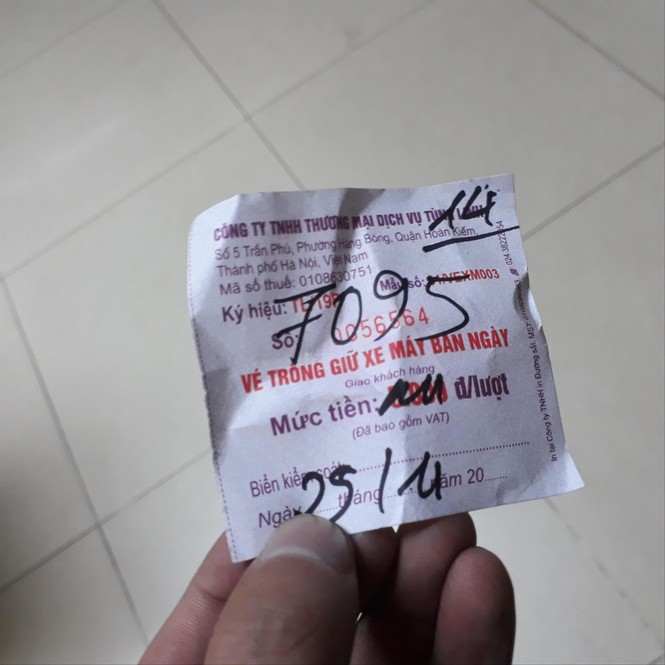Bãi giữ xe tái chiếm vỉa hè: Ùn ứ, thất thu, 'chặt chém' - ảnh 1