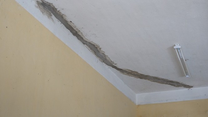 Phòng học bạc tỷ, mới đưa vào sử dụng đã nứt toác - ảnh 1